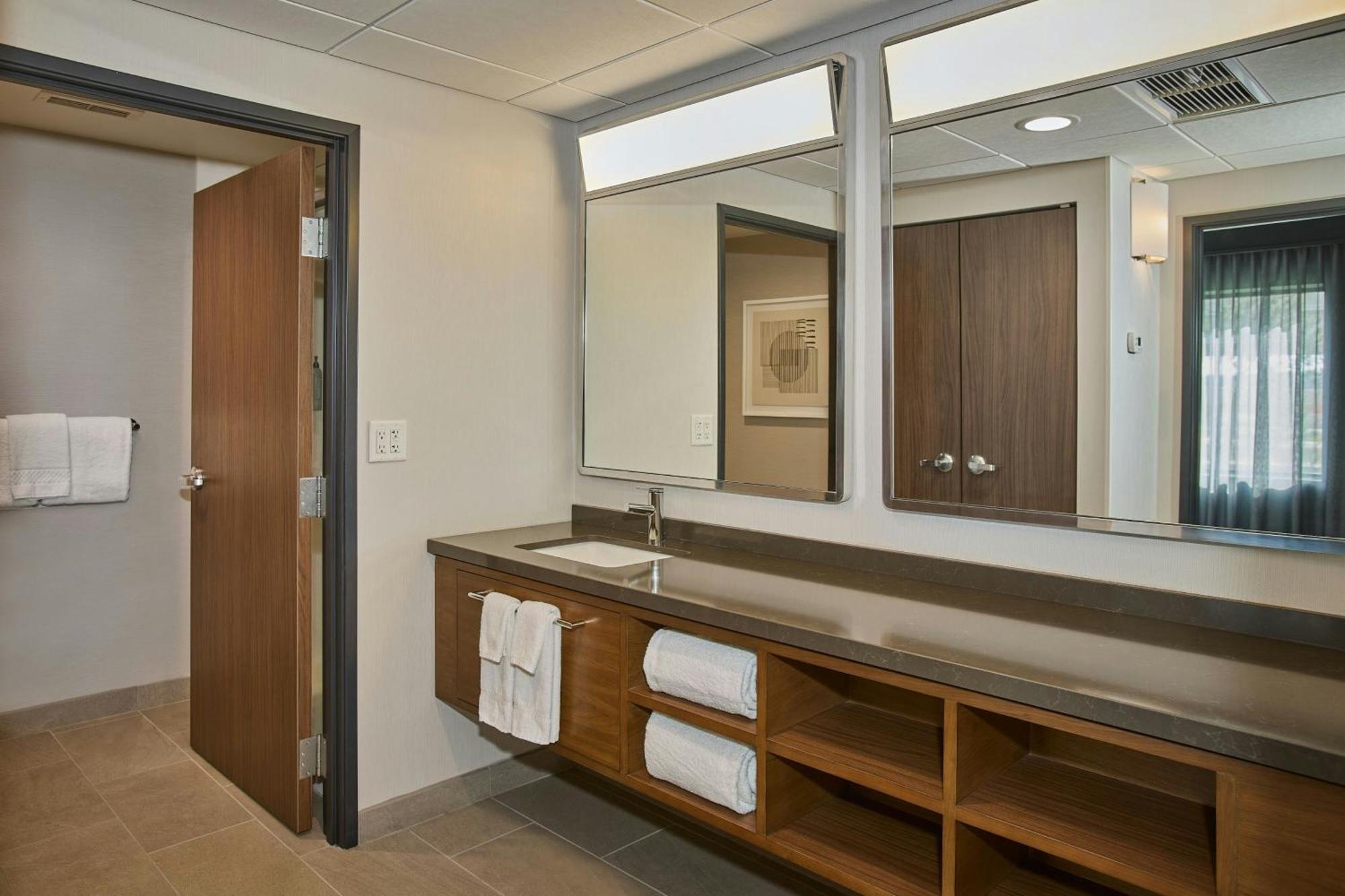 Courtyard Wausau Luaran gambar